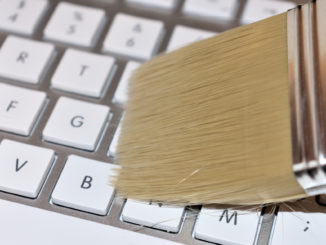 Mit einem Pinsel entfernen Sie Haare, Staub und Krümel aus Ihrer Tastatur. Und wie Sie auch noch Keime und Bakterien loswerden, verraten wir in unserem Beitrag.