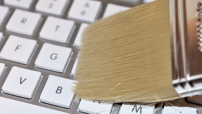 Mit einem Pinsel entfernen Sie Haare, Staub und Krümel aus Ihrer Tastatur. Und wie Sie auch noch Keime und Bakterien loswerden, verraten wir in unserem Beitrag.